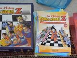 le jeu de société Dragon Ball Z et d'autres objets posés sur une table