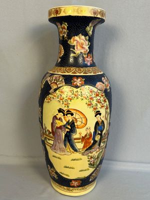 un vase avec un tableau posé sur une table