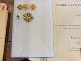 l'image d'une table surmontée d'un livre et d'une paire de boucles d'oreilles en or
