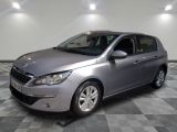 la petite voiture argentée est garée dans une grande pièce