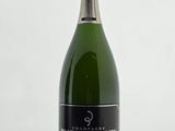La bouteille de champagne est posée sur la table, prête à être servie.
