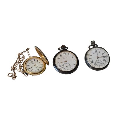 trois types différents de montres de poche avec chaîne, sur fond blanc