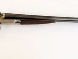 gros plan d'un fusil monté sur un mur
