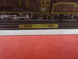 un petit train miniature exposé dans une vitrine