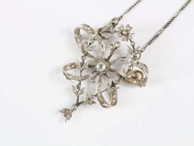 Délicat pendentif Belle Epoque en or gris ou/et argent, form…