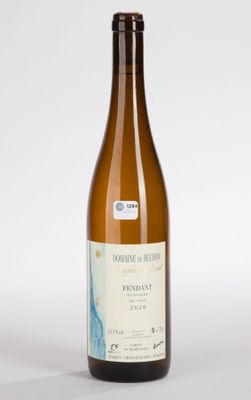 une bouteille de vin posée sur une table