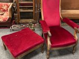 un fauteuil rouge et un pouf rouge dans une pièce