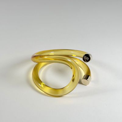 Gros plan sur une bague en or ornée d'un diamant noir