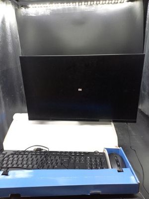 un clavier et une souris posés sur un bureau dans une pièce