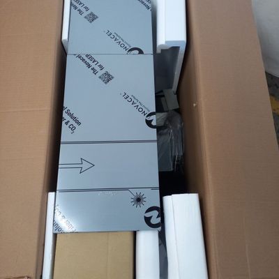 une boîte en carton remplie de divers appareils électroniques