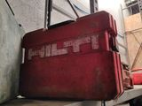 une caisse à outils rouge posée sur une étagère dans un garage