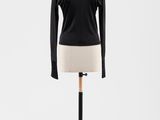 un pull à col roulé noir sur un mannequin