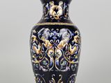 un vase bleu et or orné d'un motif floral