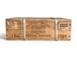 deux caisses de vin en bois sont empilées l'une sur l'autre
