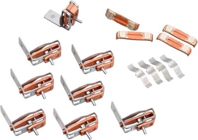de nombreux outils de toutes sortes posés sur une surface blanche