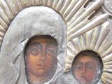 une image représentant une plaque métallique sur laquelle figure une représentation de la Vierge à l'Enfant