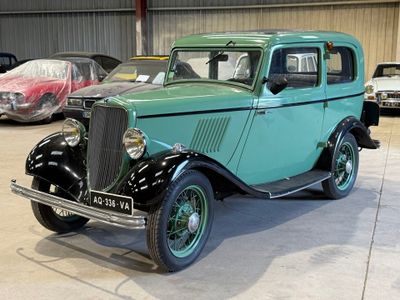 une voiture verte garée dans un garage avec d'autres voitures