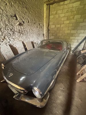 une voiture garée dans un garage, près d'un mur