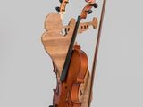 une sculpture en bois représentant un violon et un archet