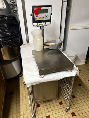 une photo d'une cuisine avec une balance posée sur le plan de travail