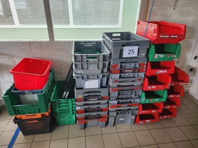 de nombreuses caisses empilées les unes à côté des autres sur le sol