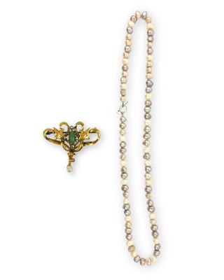 un gros plan d'un collier et d'une broche sur fond blanc