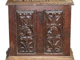 un vieux coffre en bois orné de sculptures sur les côtés