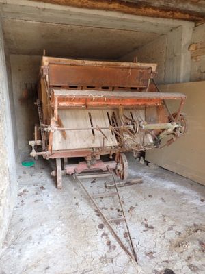 une vieille machine qui trône au milieu d'une pièce