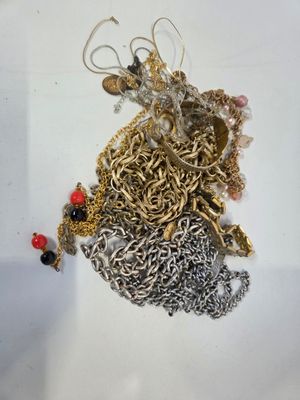 Un lot de chaines en métal et/ou dorées.