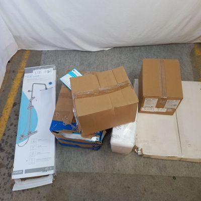 de nombreux cartons posés par terre les uns à côté des autres