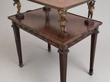 une petite table en bois sur laquelle sont posées deux figurines