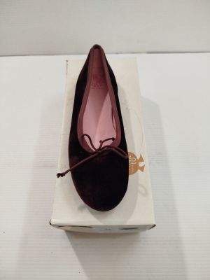 une petite boîte sur laquelle est posée une paire de chaussures