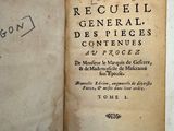 un vieux livre écrit posé sur une table