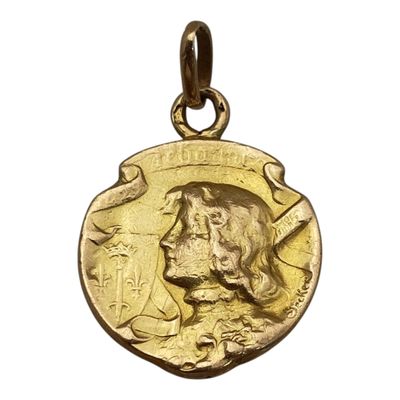 gros plan d'une médaille d'or sur fond blanc