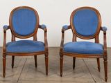 paire de fauteuils en noyer de style Louis XVI, rembourrés de bleu, rembourrés, rembourrés, rembourrés, rembourrés, rembourrés