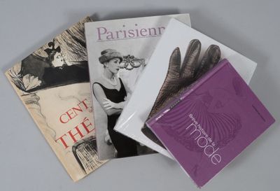 trois livres sont empilés sur une table