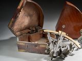une petite boîte en bois contenant un objet en métal