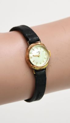 le poignet d'une femme qui porte une montre