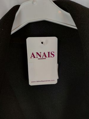 une photo en gros plan d'une chemise sur un cintre