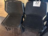 deux chaises noires placées l'une à côté de l'autre