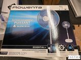 un boîtier muni d'un ventilateur, posé sur la table