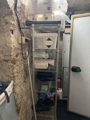une image représentant une pièce dans laquelle se trouve une échelle