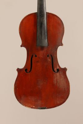gros plan d'un violon avec un archet sur fond blanc