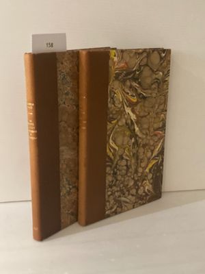 deux livres posés l'un à côté de l'autre sur une table blanche