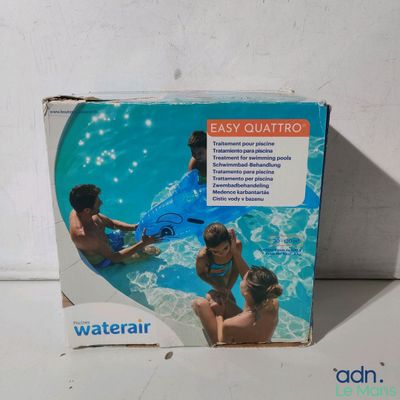 une boîte sur laquelle figure l'image d'une famille jouant dans l'eau