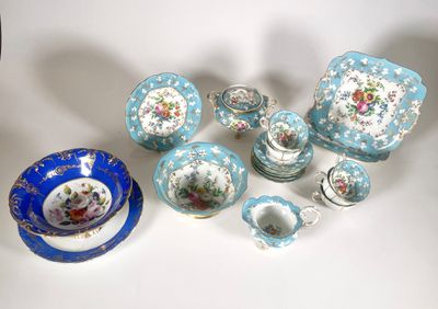 de nombreuses pièces de porcelaine bleue et blanche sur la table
