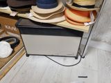 de nombreux chapeaux posés sur une étagère dans une pièce