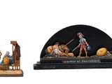 trois figurines représentant des personnages, exposées sur un fond blanc