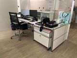 un bureau avec deux ordinateurs et une chaise dans la chambre