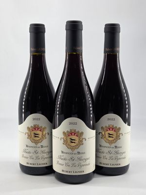 trois bouteilles de vin posées sur une table blanche